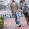 手をつなぎ散歩する若い夫婦