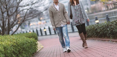 手をつなぎ散歩する若い夫婦