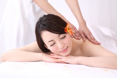 エステをする女性