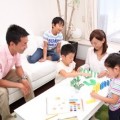 室内あそびをする親子