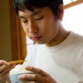 食事する男性
