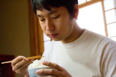 食事する男性