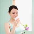 コップで水を飲む