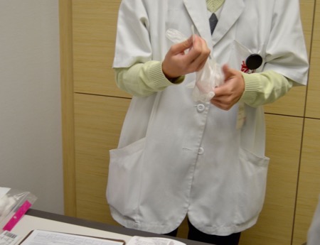 手袋をする医者
