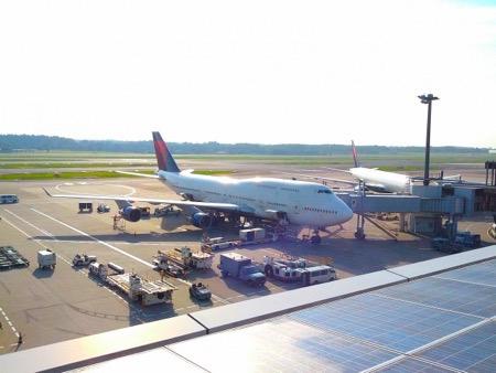 飛行場に停まっている飛行機